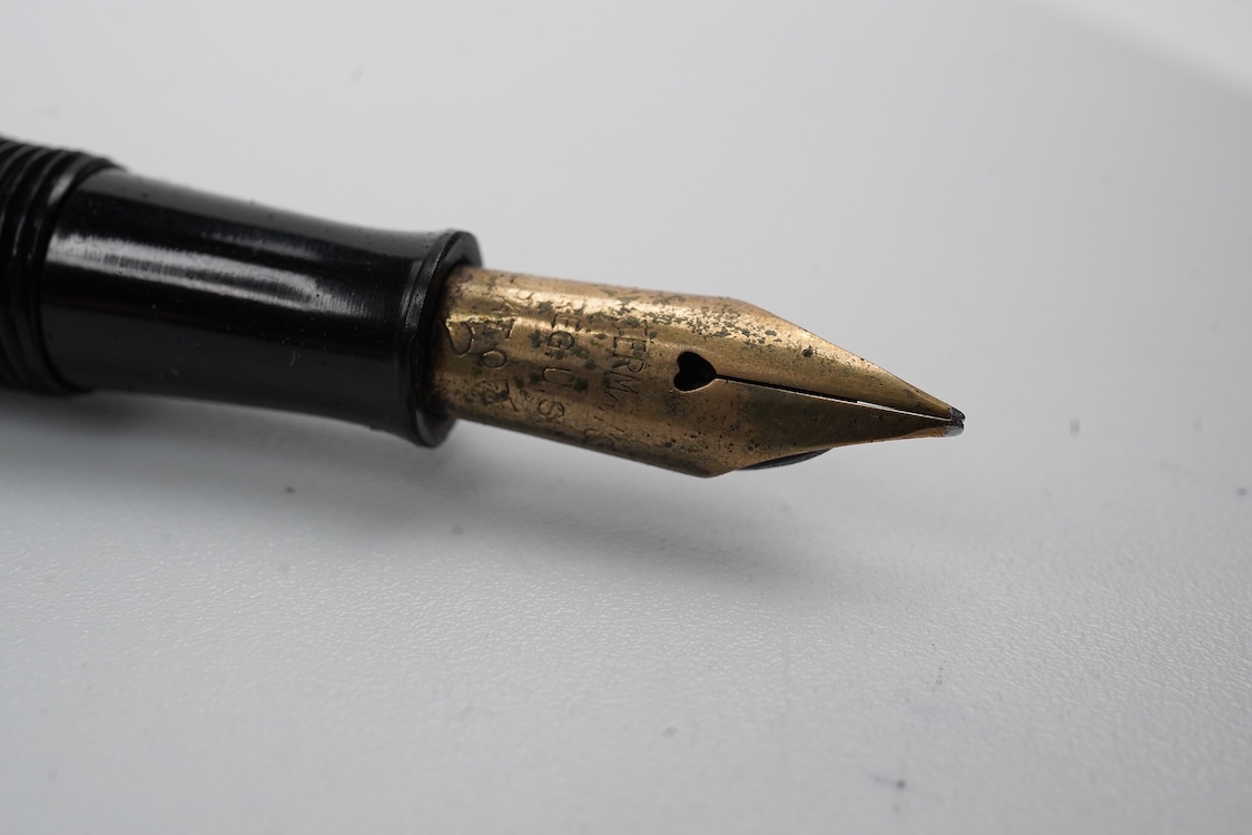 A Waterman FDW 9ct. gold lever fill fountain pen in lined engine turned decoration fitted with Waterman 14ct. gold nib